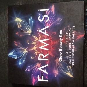 Farmasi Glow Beauty Box